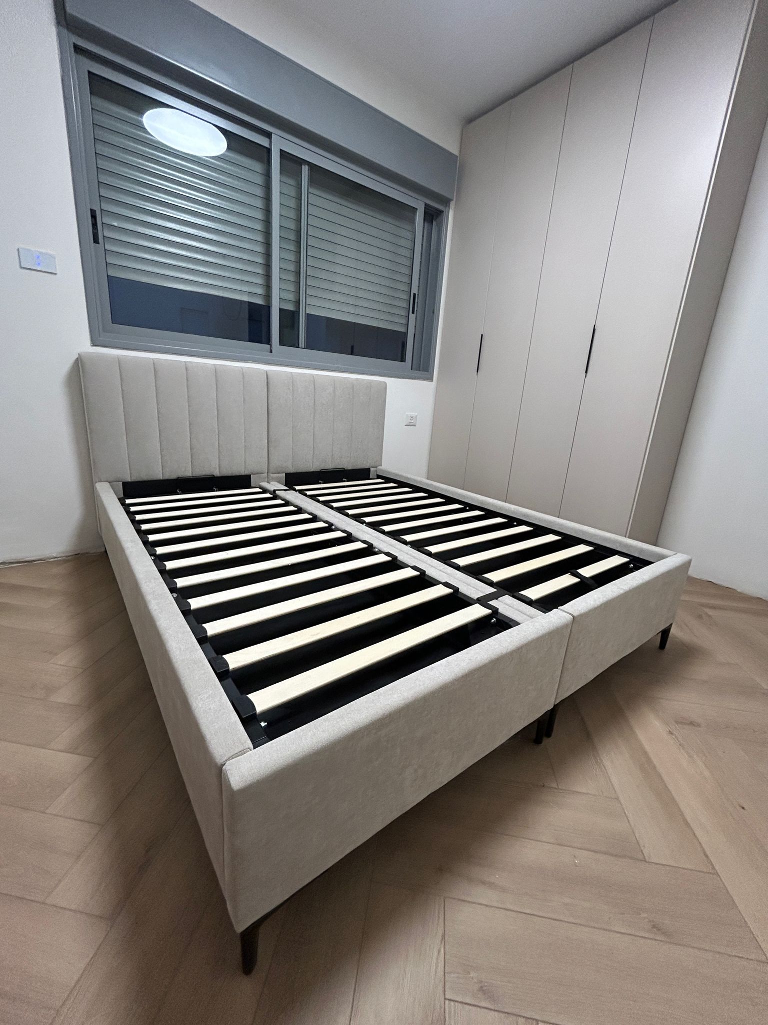 מיטה יהודית עם ארגזי מצעים דגם: ריבועים/פסים – תמונה 10